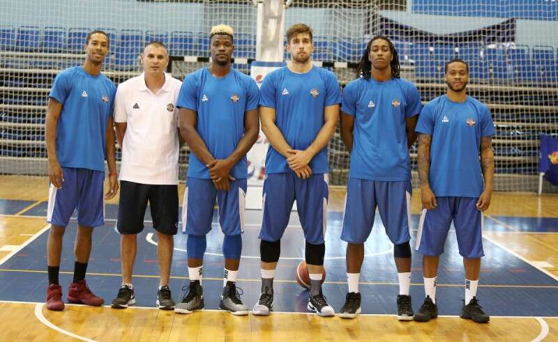 שחקני הרצליה החדשים, יחד עם המאמן מיקי גורקה // צילום: אלן שיבר